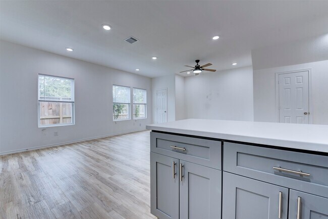 Building Photo - 8202 Homewood Ln