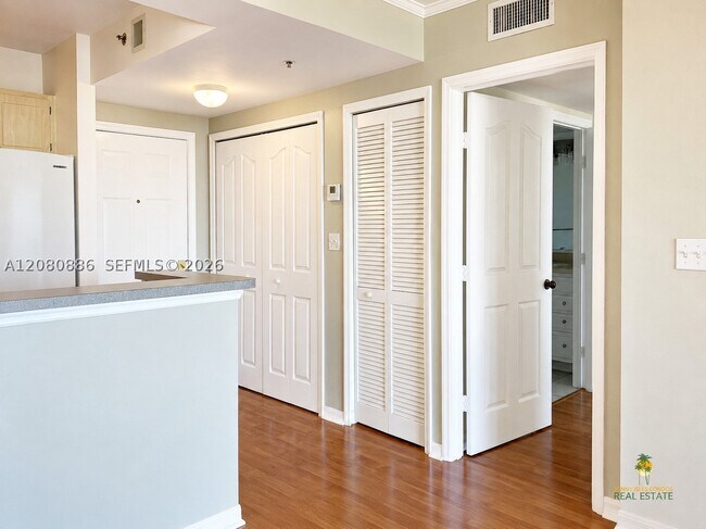 Building Photo - 2665 SW 37th Ave