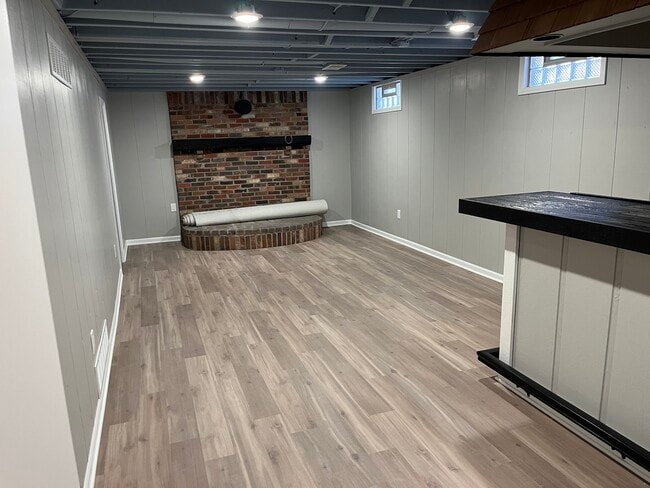 Building Photo - 7527 Hessler Dr NE