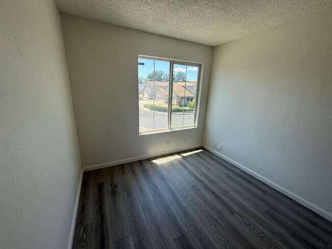 Building Photo - Rare Remodeled 5 Bedroom 2.5 Bath Tri Level in Vacaville