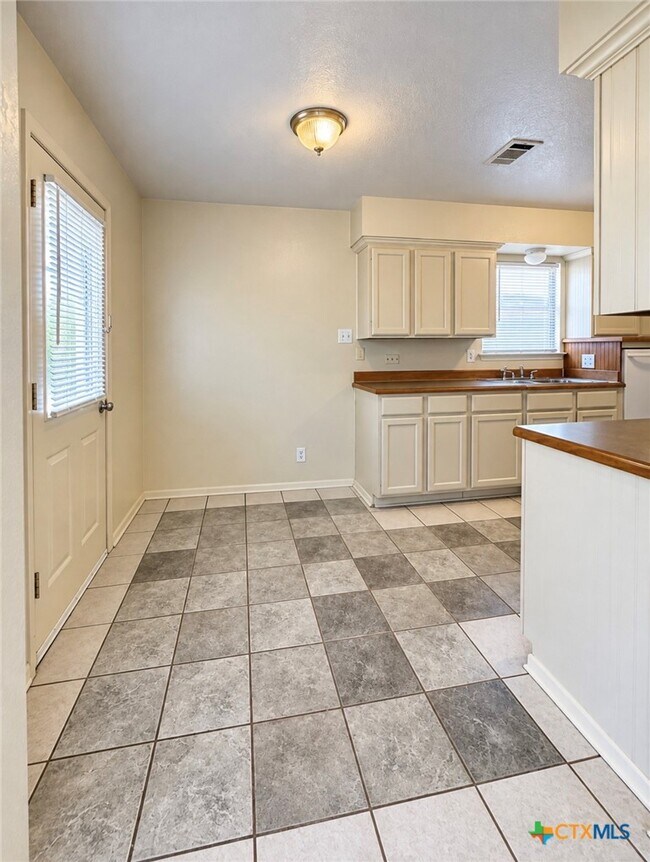 Building Photo - 2204 Lazy Ridge Dr