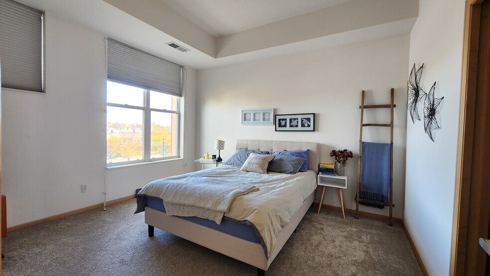 Building Photo - 2650 University Ave W