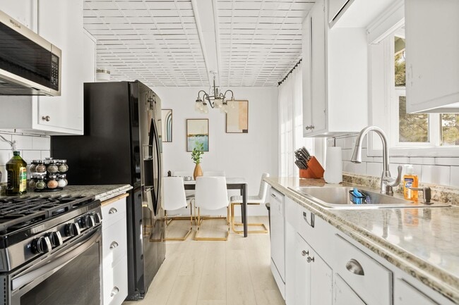 Building Photo - Lake-View 4BR Cabin with Dual Decks in Faw...