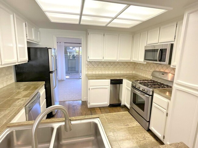 Building Photo - Wonderful Townhome In Walnut Creek Near He...