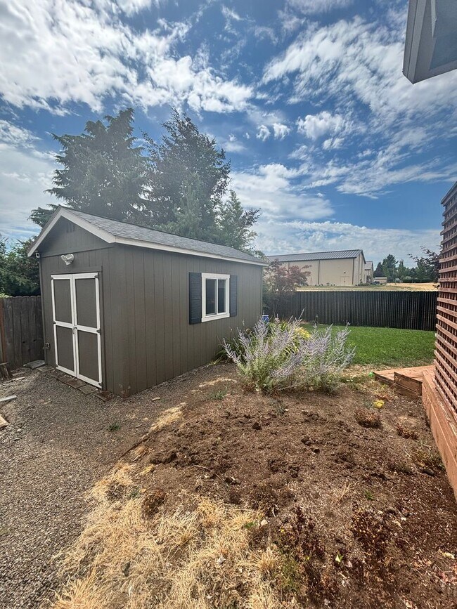 Building Photo - Spectacular Oregon City Single Level