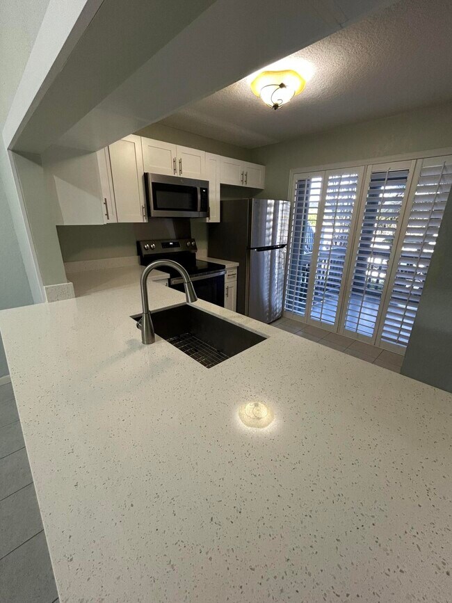 Building Photo - 1585 NE Beacon Dr