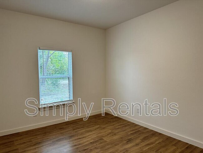 Building Photo - Gordon 3304