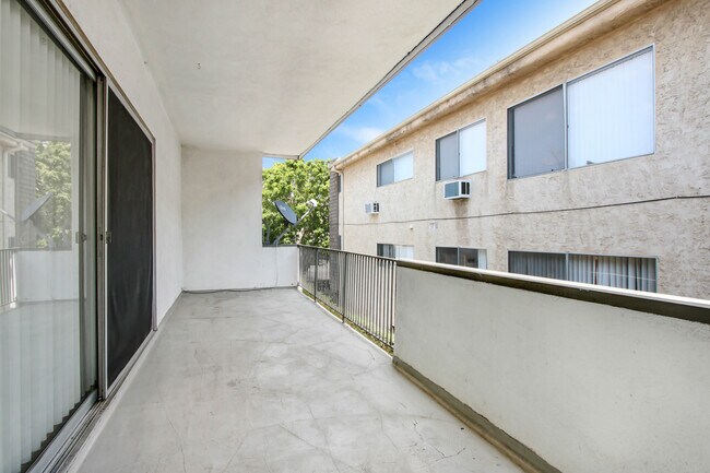 Building Photo - 3625 Mentone Ave