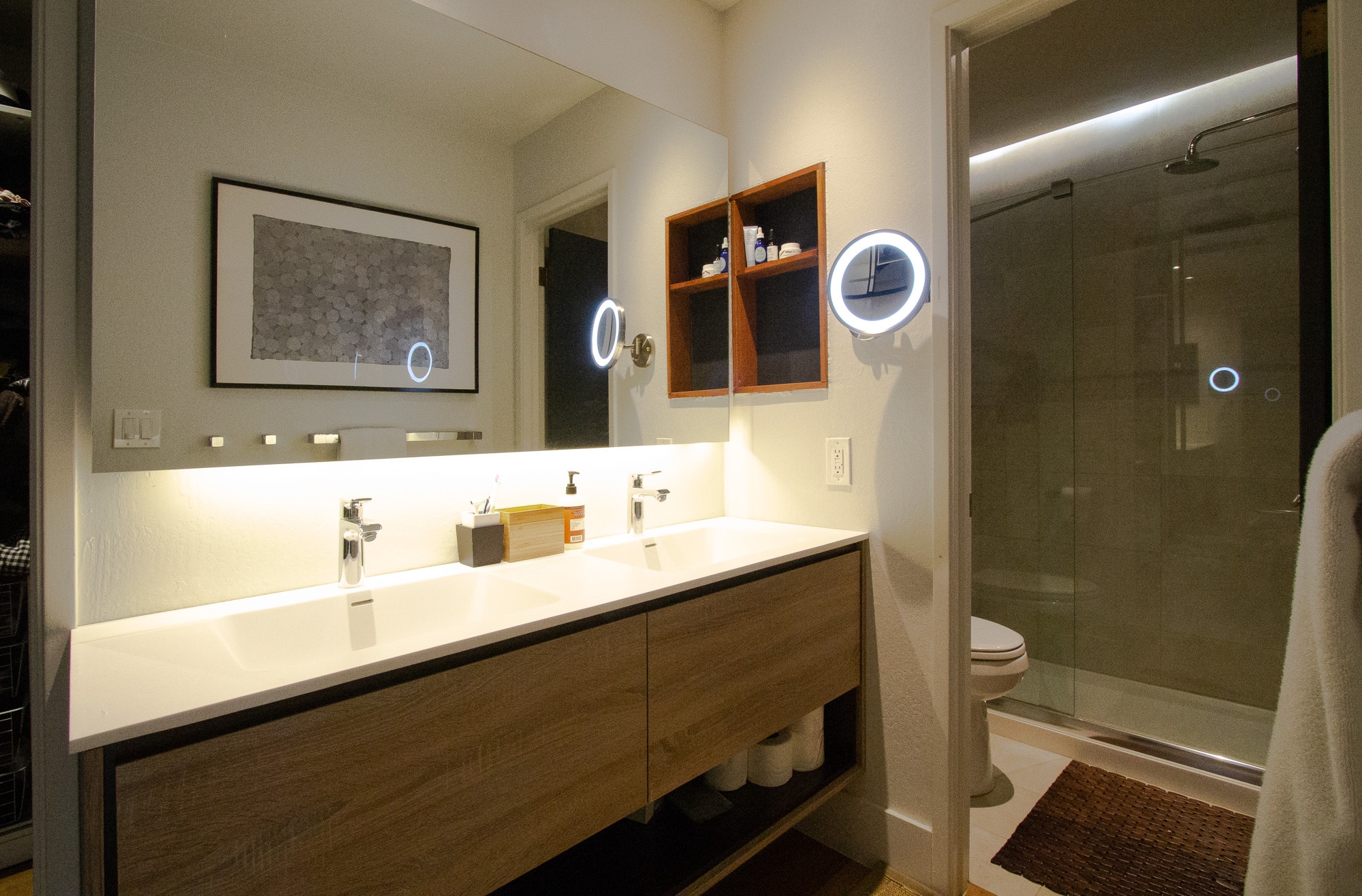 Main bathroom - 5955 Fern St