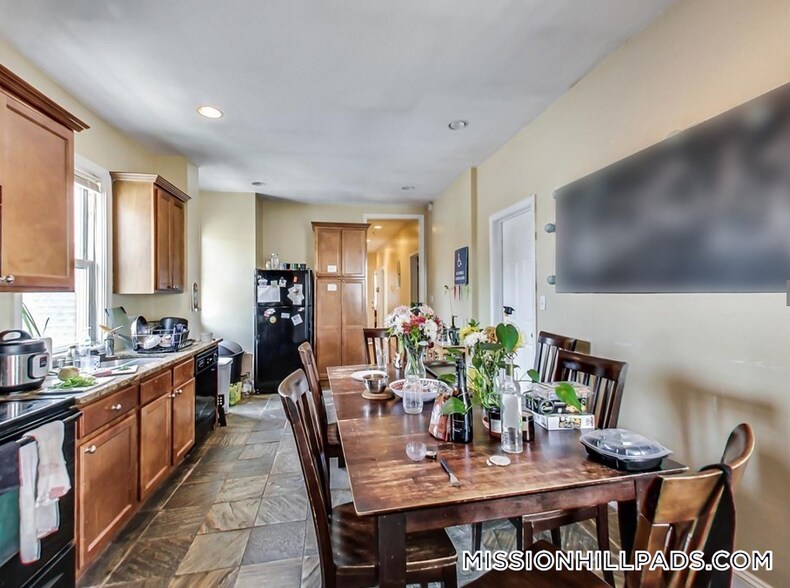 Building Photo - 47 Hillside St