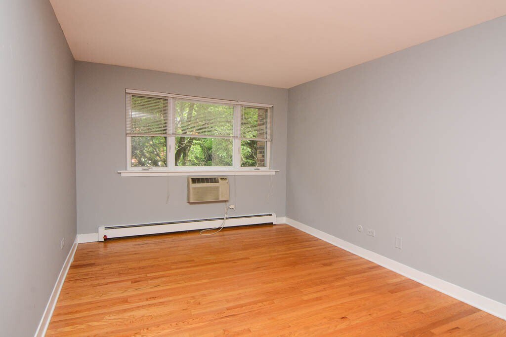 Building Photo - 675 W Wrightwood Ave