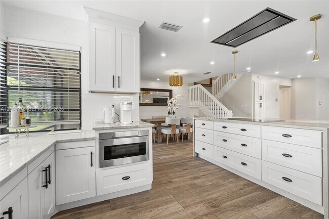 Building Photo - 9161 Vineyard Lake Dr