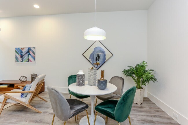 Building Photo - 3404 Saltus St