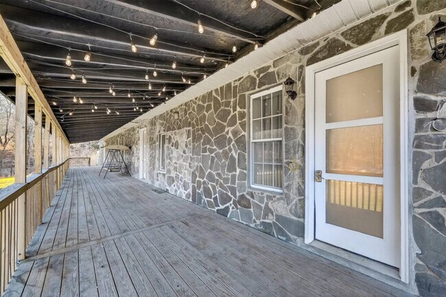 Building Photo - 443 Clove Rd