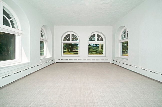 Building Photo - 30 Park Dr N