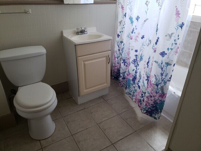 Building Photo - 224S61stK