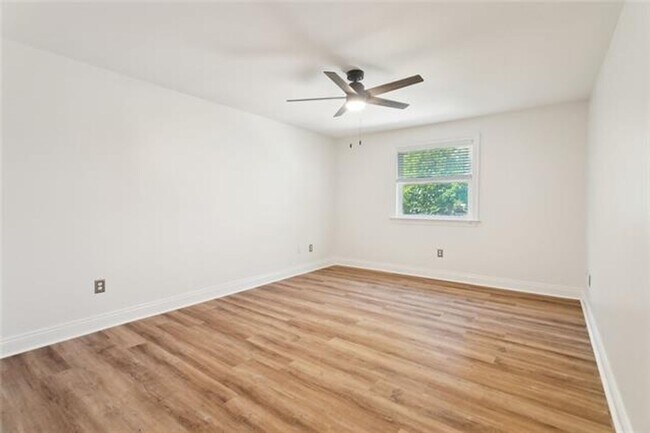 Building Photo - Beautiful Water Front Home