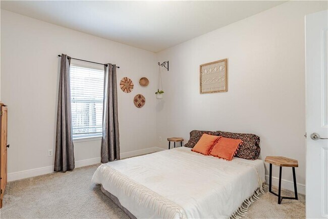 Building Photo - 10770 Hunters Cir W