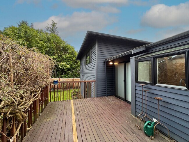 Building Photo - Gorgeous 3 Bedroom 2 Bath Home in Desirable Fairwood, Renton