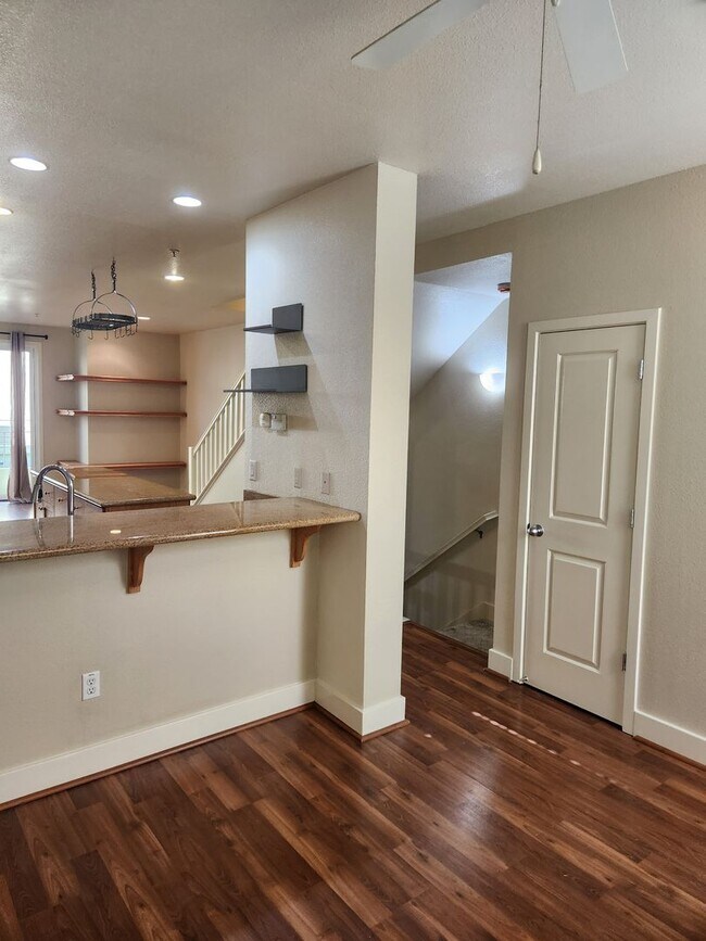 Building Photo - Bright & Sunny City Center townhouse style condo Great location, Nice 2 bedroom 2.5 bathroom