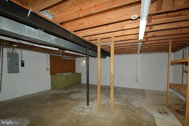 Building Photo - 5111 Gainsborough Dr
