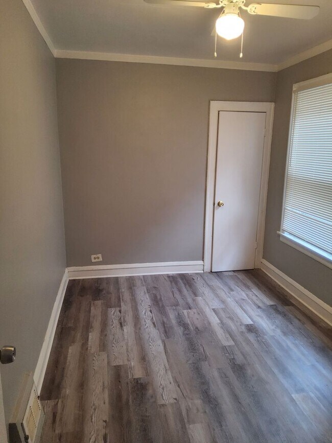 Building Photo - Welcome to this Chicago-style brick Bungal...