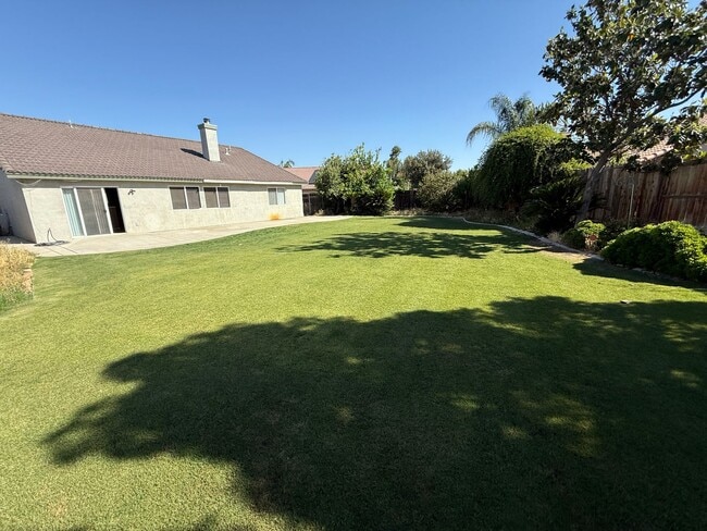 Building Photo - Home with a Huge backyard!