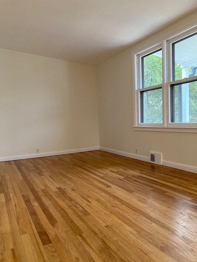 Building Photo - 3097 Lincolnview St