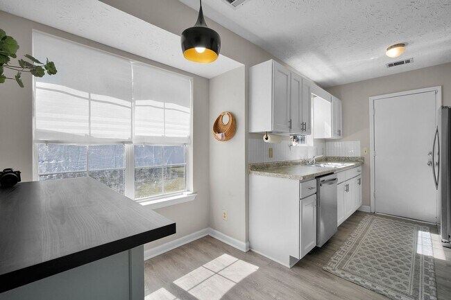 Building Photo - Charming Cape Cod-Style Home with 4 Bedrooms in Savannah, GA