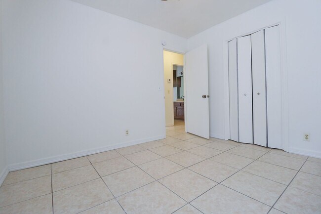Building Photo - 2433 E 87th St