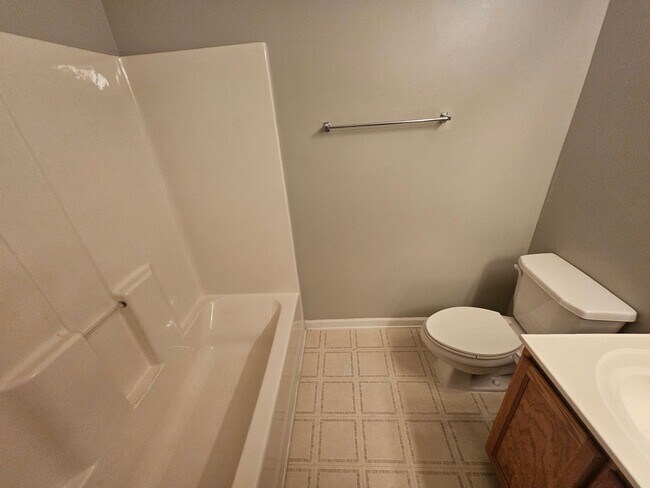 Building Photo - Spacous End-unit townhome in University