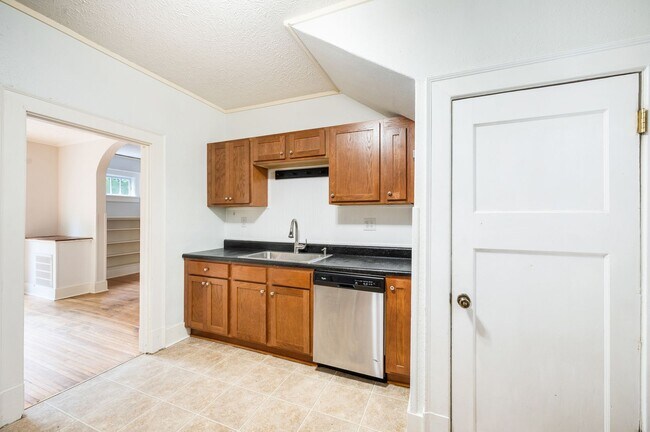 Building Photo - Beautifully updated House in Rivermont