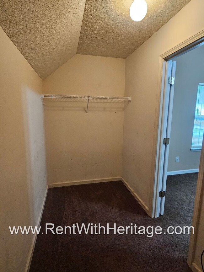 Building Photo - GORGEOUS LAKE VIEW HOME IN POPULAR LAKERIDGE SUBDIVSION! GREAT LOCATION - CLOSE TO EVERYTHING