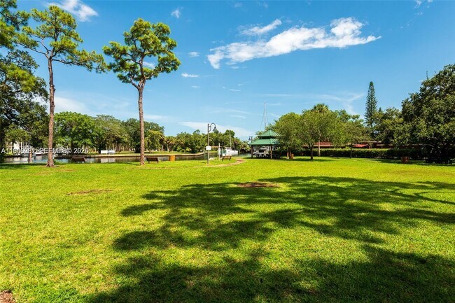 Building Photo - 1716 SW 12th Ct