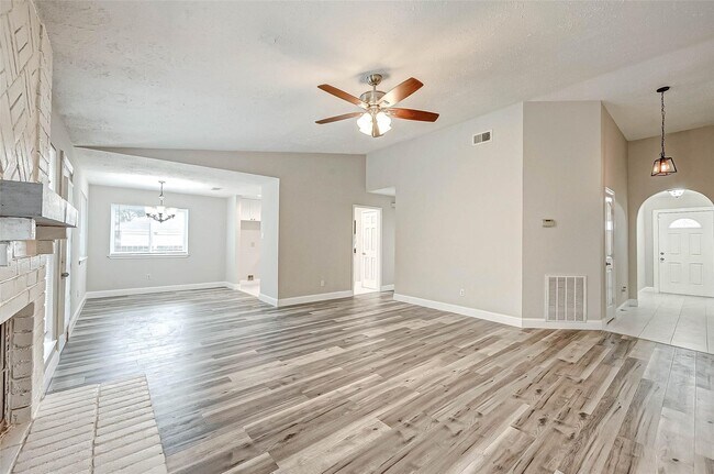 Building Photo - 6802 Glenray Dr