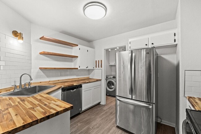 Building Photo - Cute & Cozy 3 Bdrm 2 Bath