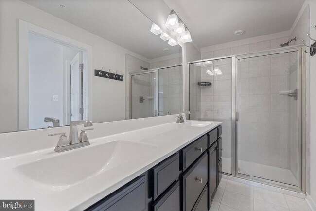 Building Photo - 5908 Etterbeek St