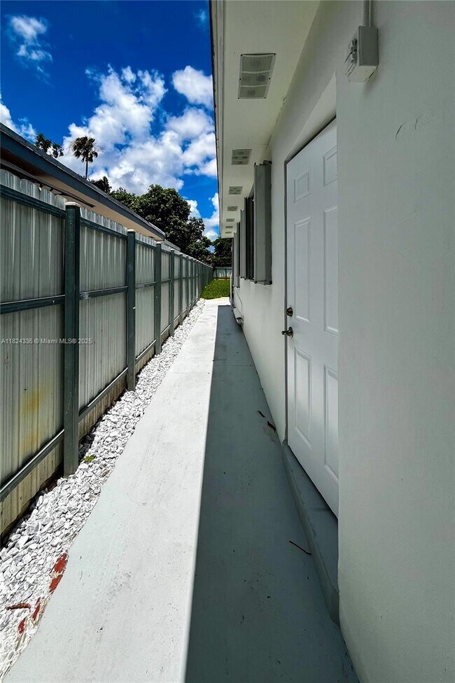 Building Photo - 2035 SW 60th Ct