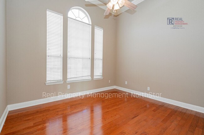 Building Photo - Lake Views, Space & Lifestyle – Ask about our move in specials!