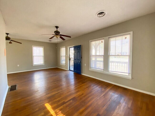 Building Photo - UPDATED 2 BD 1 BA NEAR