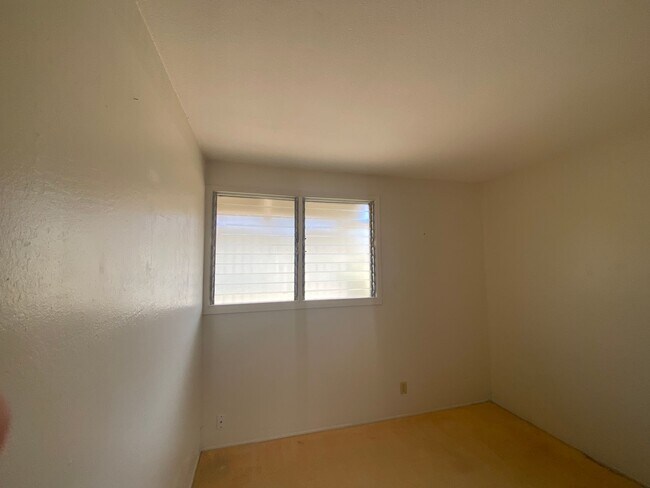 Building Photo - 005CHE