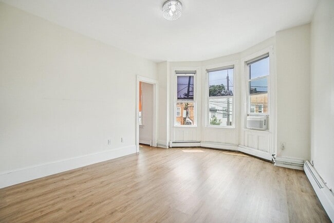 Building Photo - 314 25th St