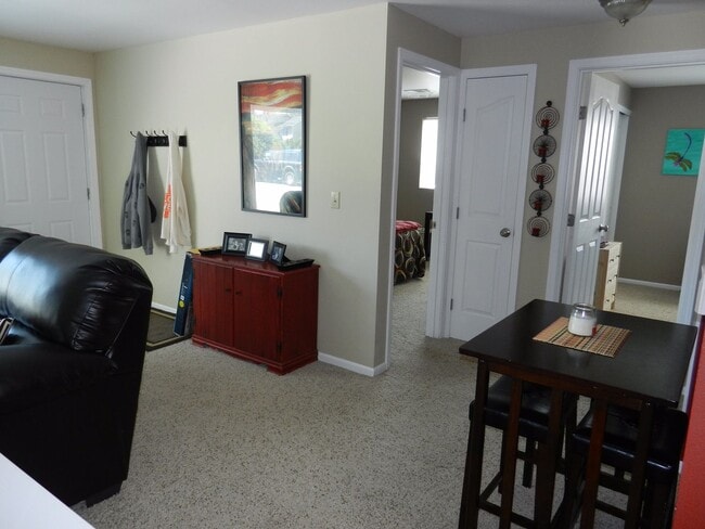 Building Photo - 2 Bedroom 1 Bathroom Duplex in Bellingham