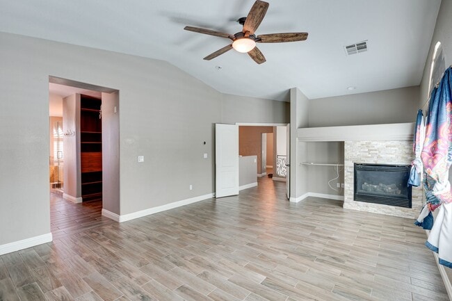 Building Photo - Luxurious 4 bd 3.5 bth Henderson Home in G...