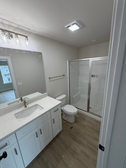 Building Photo - 1411 Greenview Dr