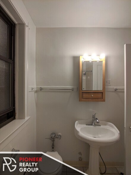 Building Photo - 1129 W Oakdale Ave