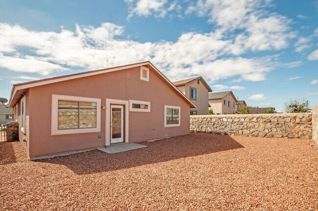 Building Photo - Amazing and Spacious Single Story 3 BR 2 BA!