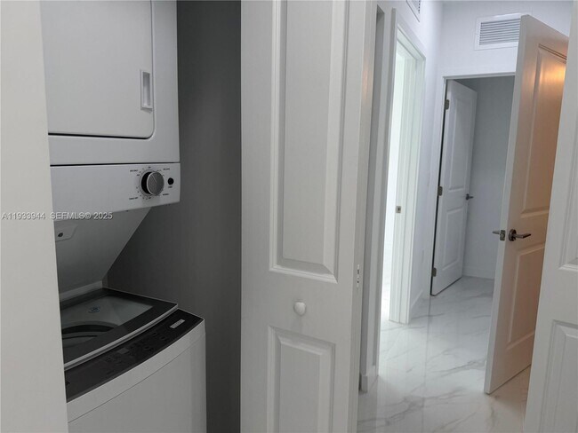 Building Photo - 2308 E 4th Ave