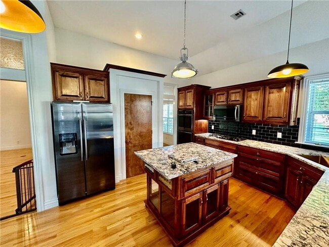 Building Photo - Prime Location 4 Bedroom 3 1/2 bath 2 garages!