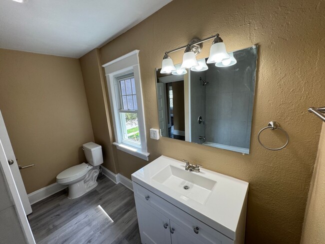 Building Photo - 3 Bedroom Moline Home with 2 Car Garage